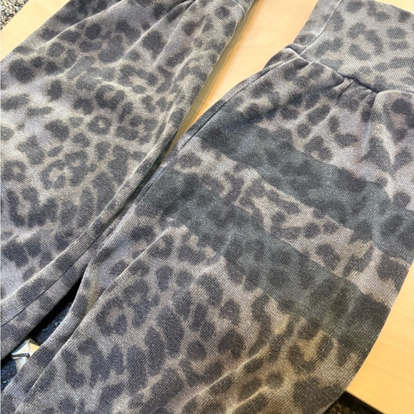 Sundry Leopard Print Joggers.26”inseam& relaxed fit.see detail on leg at bottom - Picture 4 of 6